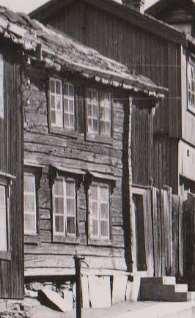 Figur 2. Ole Guldalsgate 10. Detalj av figur 1. Bildet er tatt før 1947, da huset ble fullstendig ombygget. Mittet 31. Røros.