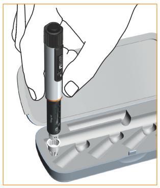 Fjerning av pennekanylen etter hver injeksjon Kanylen skal fjernes og kastes etter hver injeksjon. Fest den ytre kanylebeskyttelsen forsiktig på pennekanylen.