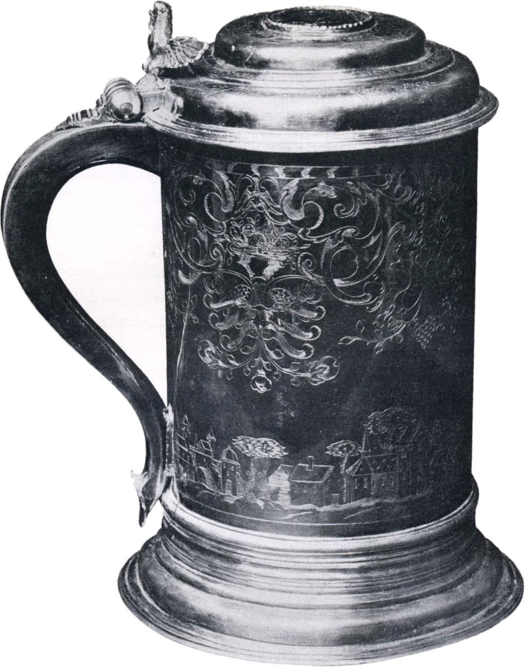 Det Leuch ske sølvkrus av 1634. Midt paa torsiden er gravert laurbærgrener omsluttende en oval, hvori cn engel holder to skjold med bomerke og christogram.