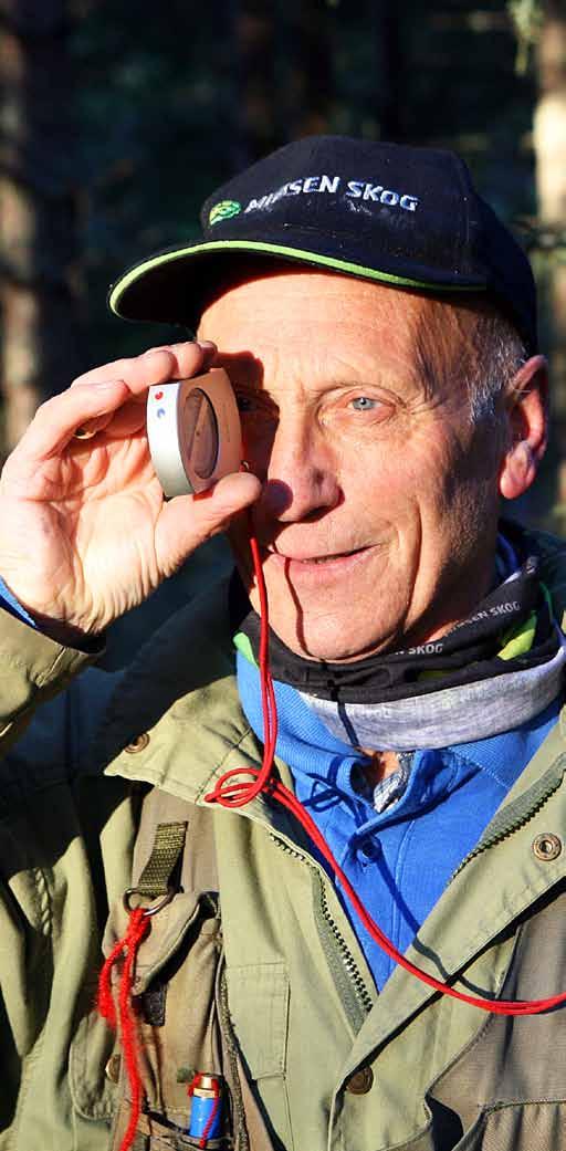 feltsesong Emil Skjølås liker seg til skogs. Her måler han høyden i et skogbestand.