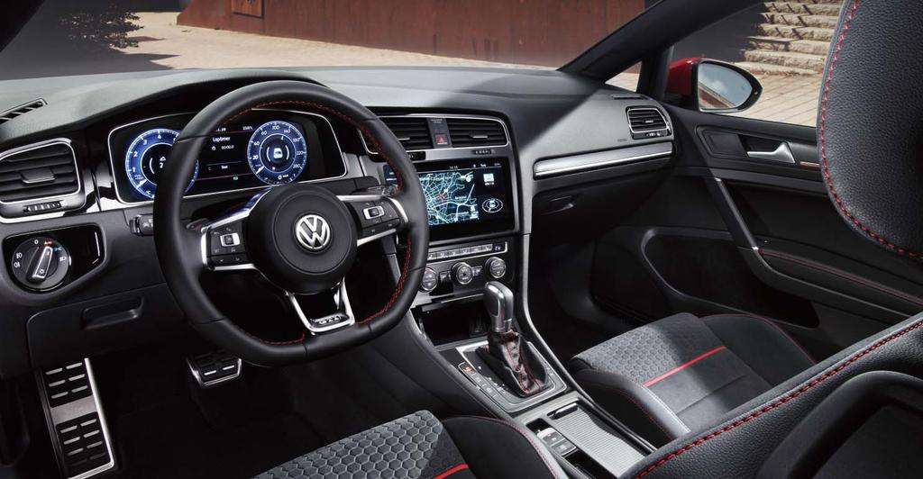 Innvendig utstyr 02 01 01 02 Når du åpner førerdøren på den nye Volkswagen Golf GTI, ønskes du velkommen av innstigningslister som er belyst i rødt.