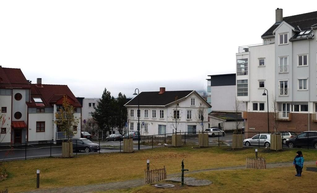 Skolegata 8 sett gjennom kvartal 42 som i dag rommer Gjøvik barnehage. Bygningen er en viktig historisk referanse i bymiljøet.