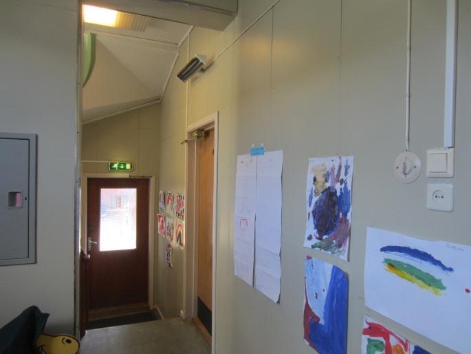 Vedlegg 5: Bilder av enkelte av forekomstene Bilde 1: Gamleskolens trapperom har vegger belagt med asbestholdige