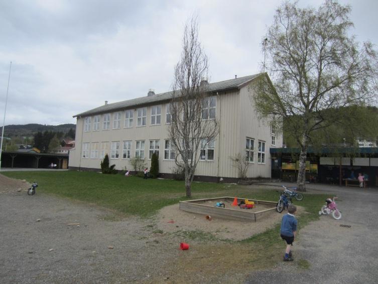 Tabell 1: Informasjon om gamleskolen Adresse: Hjelset, Molde Byggeår: 1954 Berørt areal: Grunnflate = ca. 250 m 2 Antall etasjer = 2 Totalt areal = ca.