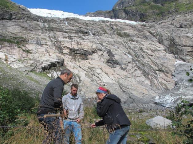 Utfordringar og tilrådde oppfølgingspunkt neste år Jostedalsbreen nasjonalpark er lett tilgjengeleg med mange innfallsportar med mykje interessant å formidle, ikkje minst innan geologi.