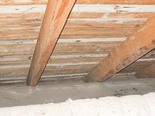 uisolert loft, men deler av arealet er bygget om til ventilasjonsrom, hvor deler av taket fungerer som et isolert tak mot et oppvarmet rom.