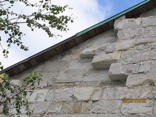 Detalj av fasade hvor pusslag er meislet vekk, og bakenforliggende Siporex blokker er blottlagt. Bilde 3.