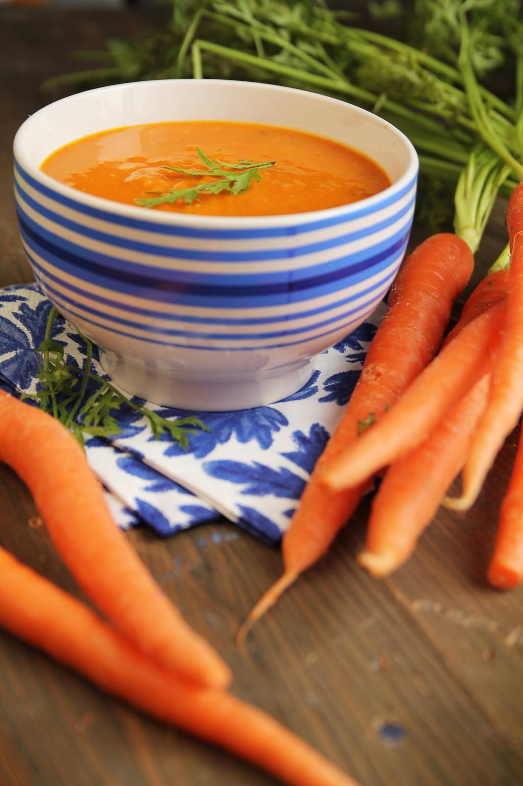 KRYDRET GULROTSUPPE Alle liker gulrotsuppe! Lag gjerne en større porsjon når du først er i gang.