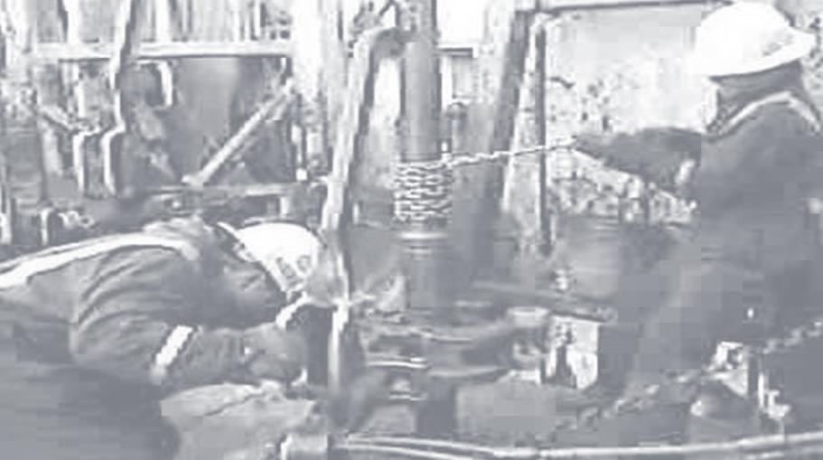 Typisk boredekk operasjon ca 1980 Roughnecks utfører manuell