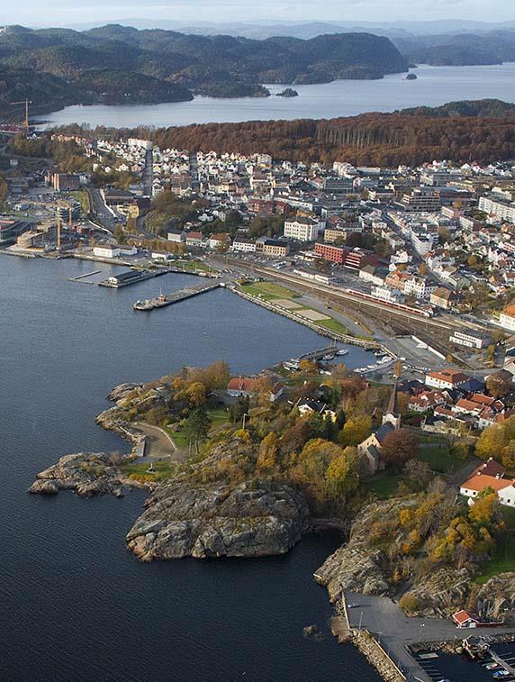 Larvik - stasjonsplassering Kongegata: Sentralt plassert i byen Frigir arealer langs strandpromenaden til byutvikling Må bygges med løsmassetunnel og/eller åpen