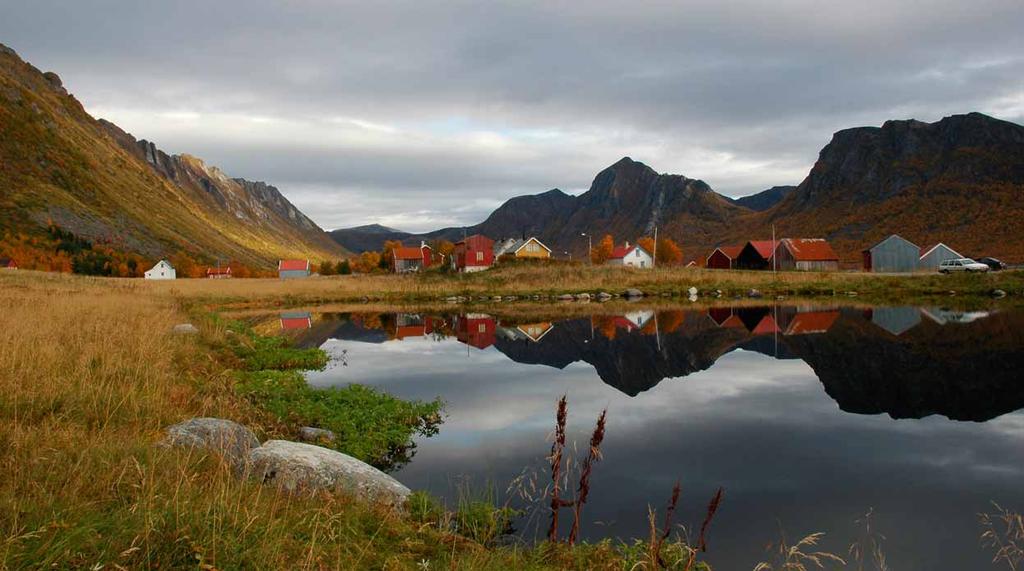 Grunnfarnes i Torsken har mange spor etter eldre bosetting. Ytterst i været på Grunnfarnes ligger husene i en klynge på gårdshaugen.