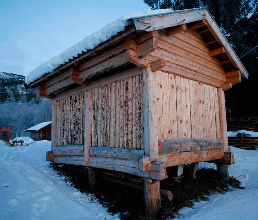 Flere av de samiske og kvenske gårdene er særegne med sine mange spesialiserte småhus. I Kåfjord finnes et stedseget trekk ved at mange hus er bygd i or.