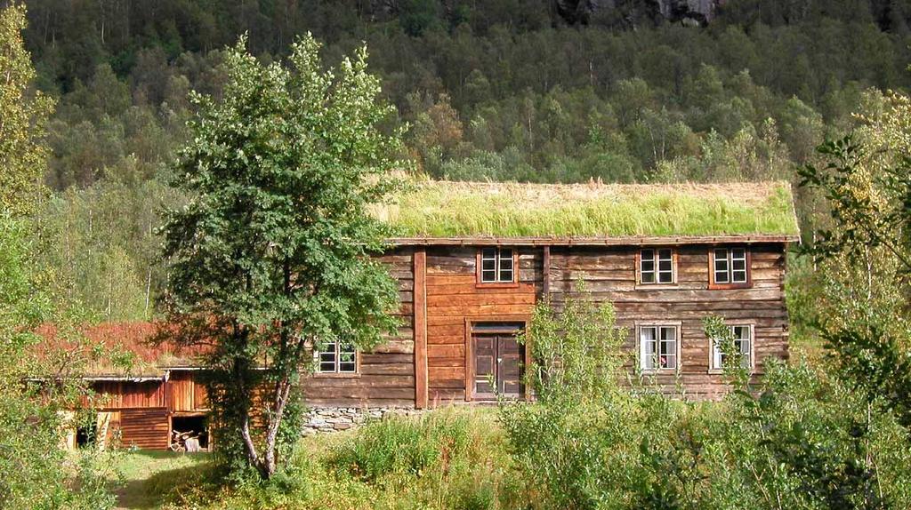 Gården Strømsør ble ryddet og bosatt av Erik og Kirsti Simonsen i 1839, som en av de første gårdene i Østerdalen i Bardu. Erik, med tilnavnet Bjønn-Erik, bodde på Strømsør til han var nesten 100 år.