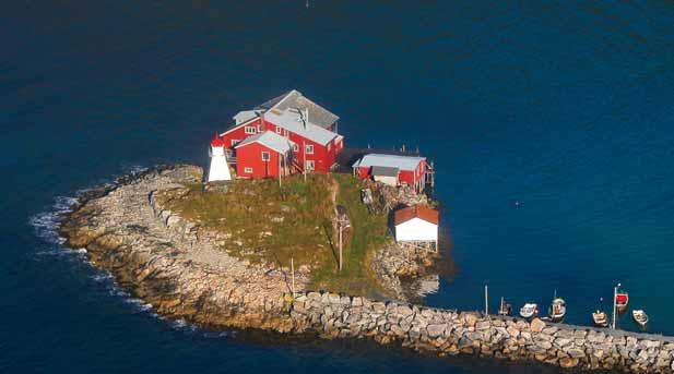 Han tok fatt med stort mot og hodet fylt av ideer. Huset ble bygd om til scene for de gode opplevelser. Det ble bolig og kulturhus. Det ble Jomfrubur, Kongerom og Skipperstue.