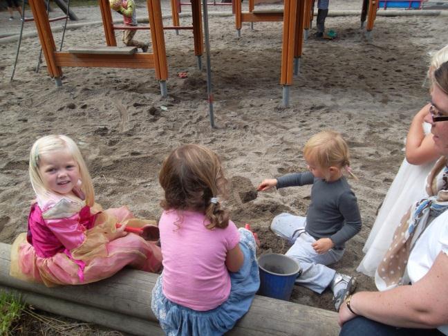 Det er fint å være ute i barnehagen også lek i sandkassa,