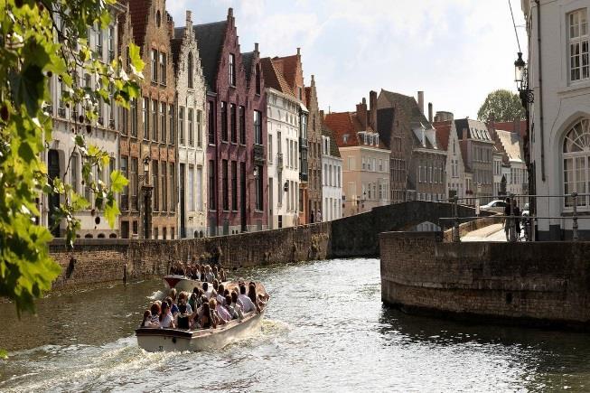 Byen Brügge står på UNESCOs verdensarvliste, og er antageligvis Belgias best bevarte middelalderby med vakker arkitektur og mange kanaler.