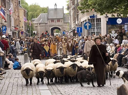 Denne ettermiddagen blir det mulighet for å få med seg den årlige katolske paraden "the Holy Blood", som dateres tilbake helt til middelalderen.