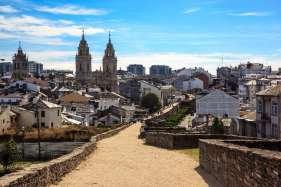 Om ettermiddagen kjører vi til Lugo hvor en får mulighet til å gå på en tur ved den romerske bymuren. Middag og overnatting i Lugo.