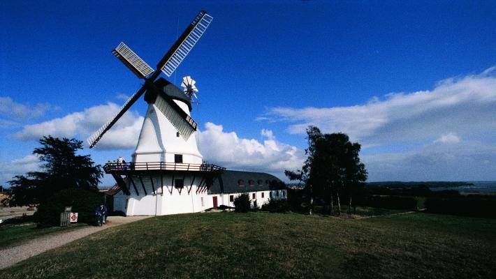 Sylt (81.3 km) Under deres opphold er det et must å ta turen til øyen Sylt (sør for Rømø). På den nordlige spissen ligger byen List og på den sørlige spissen ligger Hörnum.