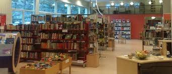 Biblioteket er ofte i bruk uten at biblioteksjefen er tilstede, noe som er bra i forhold til at lånerne har god tilgang på bøker.