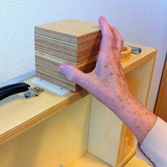 Spesifikk skåringsinstruksjon for deltest A Femfingergrep (Grasp/five-finger-grip) Plassering av gjenstandene: Hånden som blir testet plasseres pronert og lateralt for testobjektene, med den andre