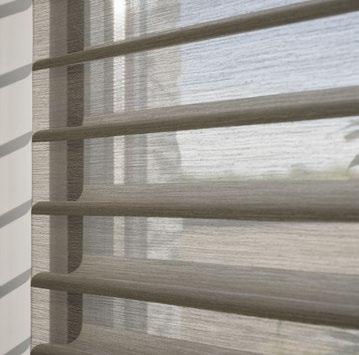 Silhouette gardiner består av to lag transparente stoff som gir et mer
