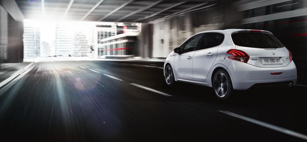 GT LINE EN PERSONLIGHET PEUGEOT 208 fortsetter sin modellopptrapping med GT Line, som har en sterk, dynamisk og sporty personlighet. PEUGEOT 208 GT Line finnes med bensinmotoren 1.