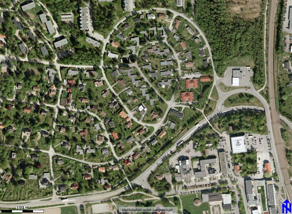 K-sak 63/11 av Skogveien i vest og fylkesveien i sør. Området er i henhold til kommuneplan for Ås 2011-2023 disponert til boligformål med innslag av grøntstruktur.