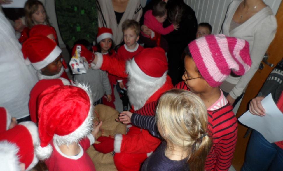 Desember 2013 Tema: Advent og jul Mål: -Bli kjent med advent og julens tradisjoner -Juleforberedende aktiviteter -Førjulsstemning og koselige stunder.