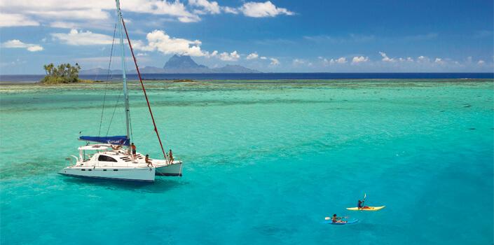 Raiatea Båtutleie ved Raiatea Lei seilbåt i Fransk Polynesia Leewardøygruppen ved Tahiti, mest berømt for vakre BoraBora, er et rendyrket eksotisk seilmekka.