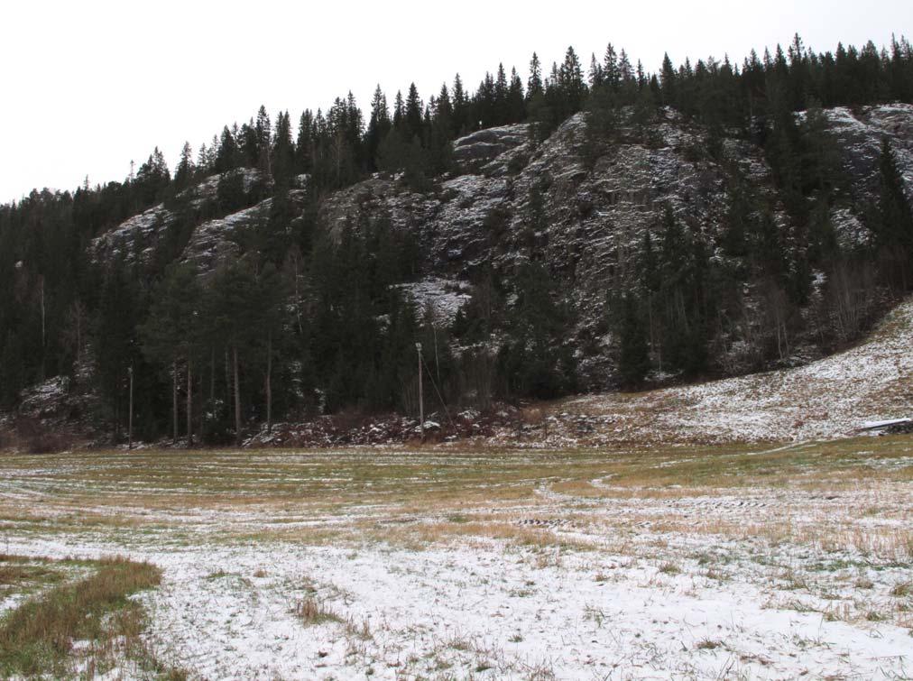 3.12 Tunnel 12 Tunnel 12 blir om lag 2300 meter lang og er orientert i østvestlig retning. Den er planlagt å gå gjennom åsen Furuhaugen mellom Heimly og Hjelltrøa.