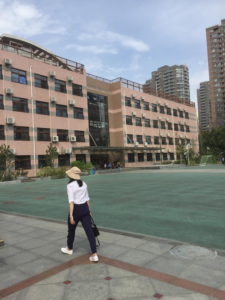 Sanfan Chaoyang Public School Skolen er en 1 9 skole med1600 elever. Det er i gjennomsnitt 36 elever i hver klasse og en lærer.