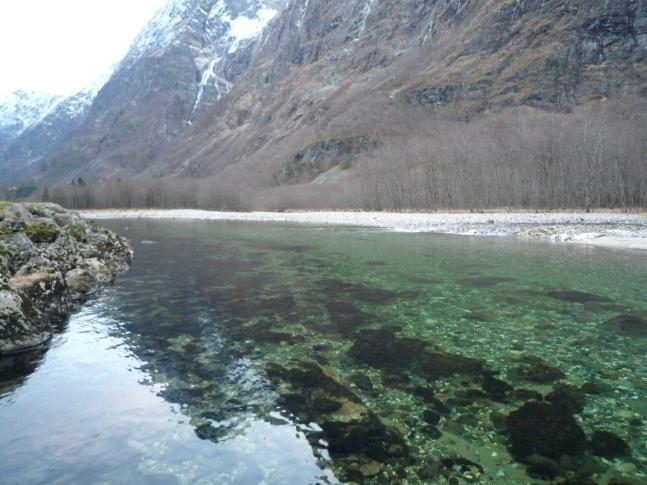 Vassdraget ligger i Hordaland og Sogn og Fjordane og er et typisk flomvassdrag. Nedbørfeltet er på 284 km 2 og årlig gjennomsnittsvannføring 17 m 3 /s.