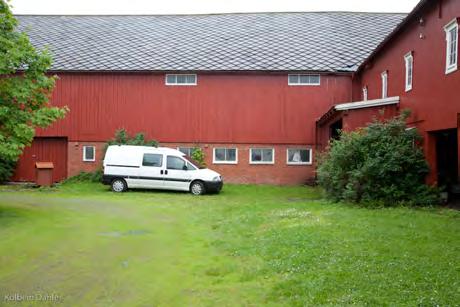 Omkring førre hundreårsskifte vart bygningen utvida på baksida og bakveggen vart lafta av 3 plank. Fjøsveggen mot tunet er seinare skifta ut med teglsteinsvegg.