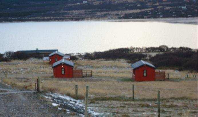 4.3.1.1 Einkenni Mynd 33. Smáhýsi í D-1.2 (GFK, 2012). Mynd 34. Frístundahús af stærri gerðinni í D-1.4. Trjágróður er hár umhverfis (GFK, 2012). D-1.1: Allstórt svæði sem einkennist af opnum svæðum, boltavöllum og leiksvæðum, sérstaklega næst akvegi.