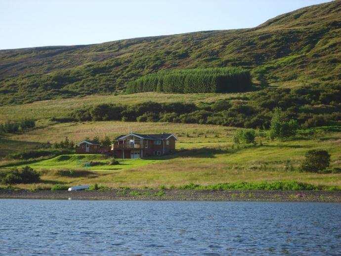 Útsýni yfir dalinn í báðar áttir er einstaklega gott þar sem gróður hindrar ekki sýn.