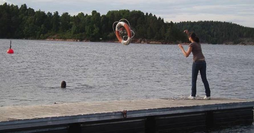 De fleste redningsmetodene kan benyttes selv av den som ikke er spesielt flink til å svømme eller ikke er fortrolig med vann. Alle kan vi med omtenksomhet og snarrådighet redde liv.