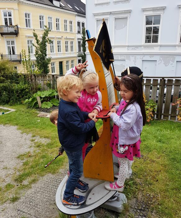 Barnet skal oppleve en god og trygg pedagogisk atmosfære som stimulerer både psykisk og fysisk helse.