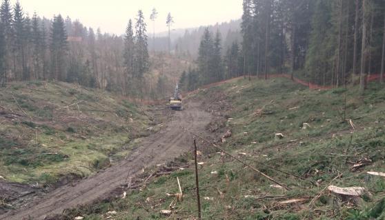 Kjør 1,5 km og kjør forbi Retura.