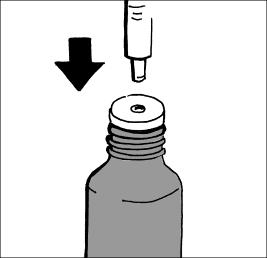 Kontroller at stempelet er trykket helt ned i sylinderen på oralsprøyten. Hold flasken loddrett og sett oralsprøyten inn i plastadapteren med fast hånd, slik det vises på bildet.