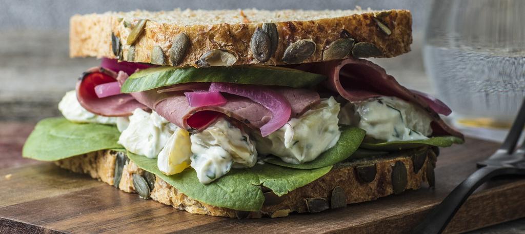 PÅSMURT NORDISKE SANDWICHER Sandwich med roastbiff, potet- og pepperrotsalat, syltet rødløk, spinat og agurk (Allergener: Gluten(hvete)egg,melk, kan inneholde spor av sennep) Sandwich med røkelaks,