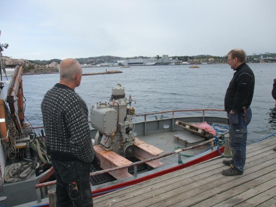 båtbygger Håkon Danielsen inspiserer