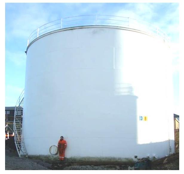 E8 (Vår 2010, Del 2) Bildet viser en sylinderformet lagertank for dieselolje. Omkretsen til tanken er 48 meter.