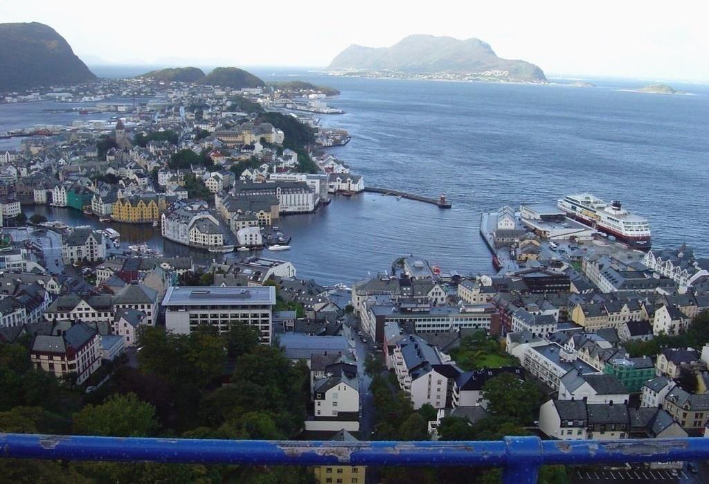 Ålesund S: 00.30-01.00 Sommer N: 08.45-09.30 + 17.15-19.00, Vinter N: 12.00-15.00 På sydgående er det ankomst Ålesund rett før midnatt.