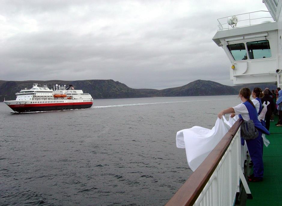 Rundturen Bergen-Kirkenes-Bergen tar 11 dager, og for at alle havner skal få daglige anløp, er det 11 skip som normalt går i denne trafikken.