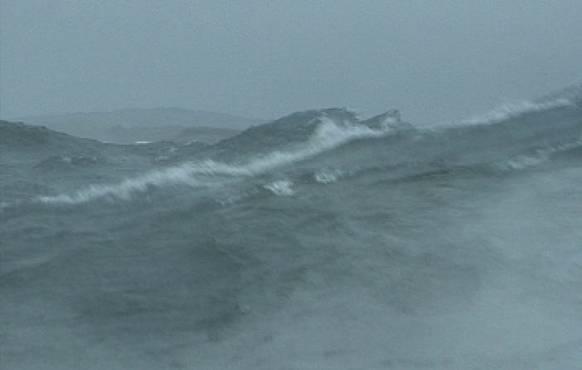 Overflatebølger (vindsjø) Oppstår av vinden som blåser lokalt, og forsvinner raskt når det løyer. Slike bølger er korte og krappe med bølgelengde under 3 meter.