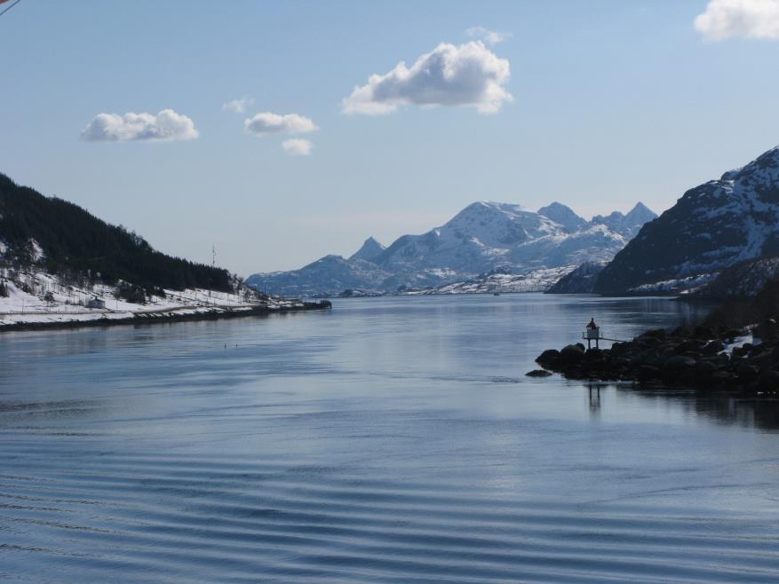 hurtigrute innom Trollfjorden.