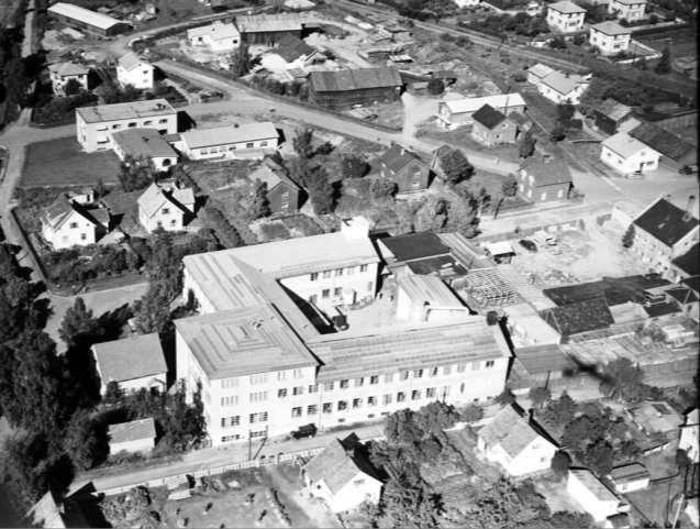 STEEN OG STRØM MØBELFABRIKK Etablert i 1932, fabrikkbygning i 1937.