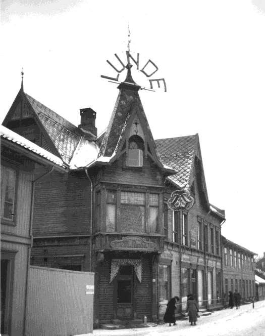TH LUNDE Snekkerverksted i gården fra 1905. Egen drift fra 1911.