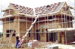 For snart 30 år siden så brødrene Tony og Richard Mace det store behovet for å få takstein og andre typer byggematerialer opp på tak og stillas på en rask, enkel og trygg måte uten å måtte gå i